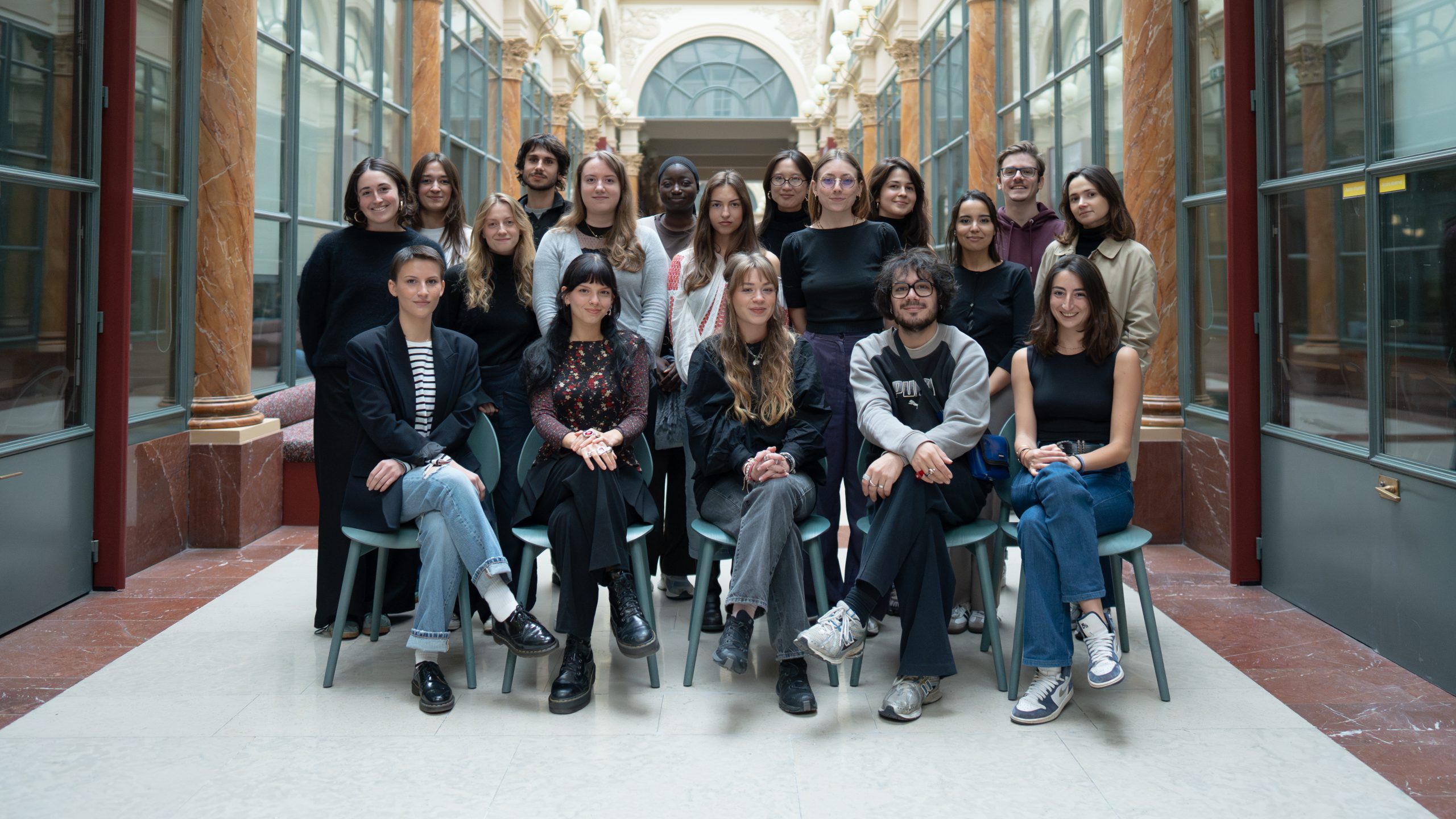 Photo de la promotion 2025-2026 du Master DMC dans la gallerie Colbert.